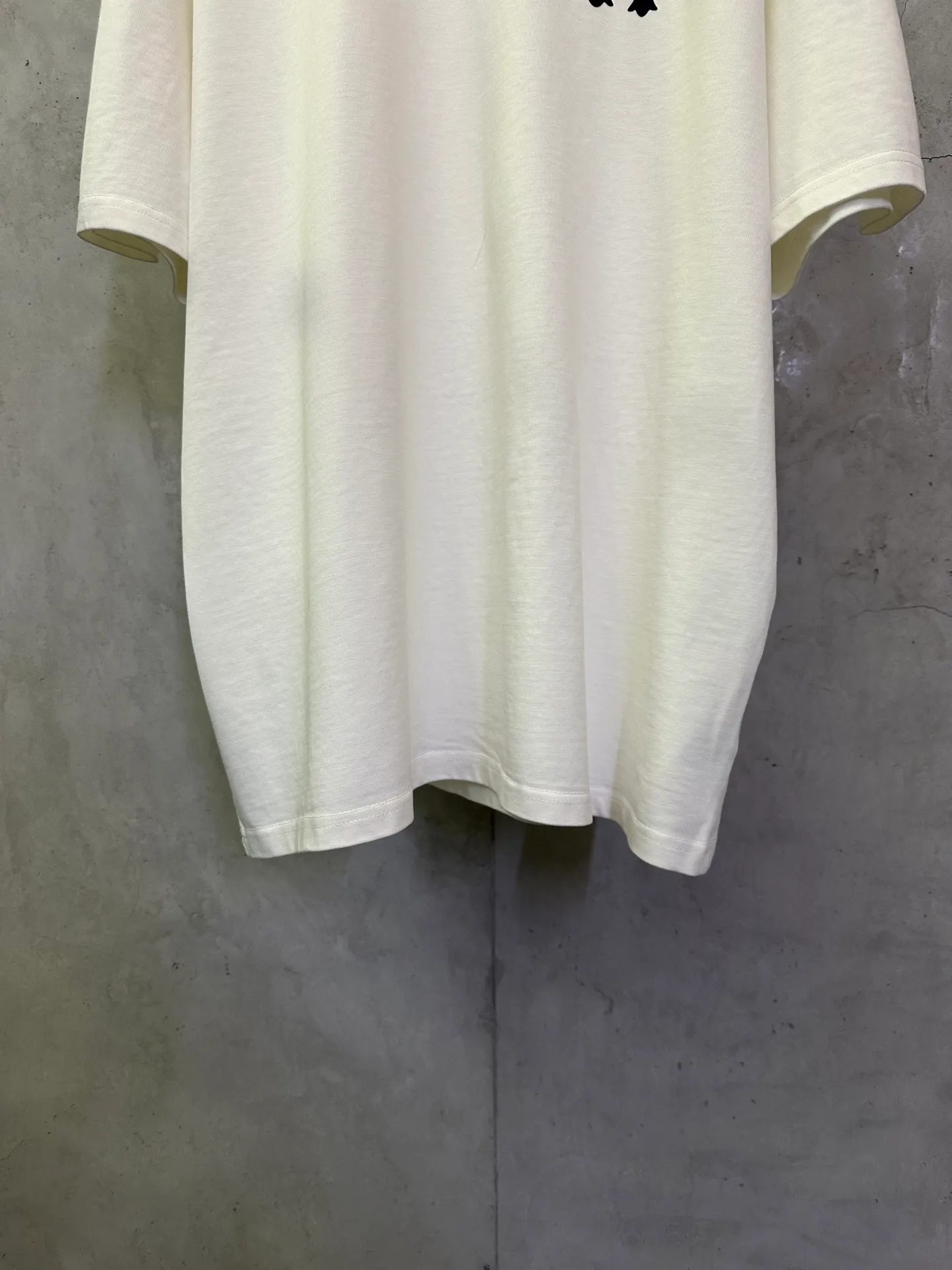 P270 Chrome Hearts 25ss cross flocking printed round neck short-sleeved T-shirt. Fabric is high-definition, super heavyweight cotton, double yarn compact Xinjiang cotton, weight 400g, matched with 2*2 Salona ribs 420g, clean cloth, clear cloth texture, tight feel, stiff, high color fastness, no deformation, no discoloration, custom hardware, thread, accessories, alignment, same style for men and women -Color: black white Gray -Size: XS S M L XL